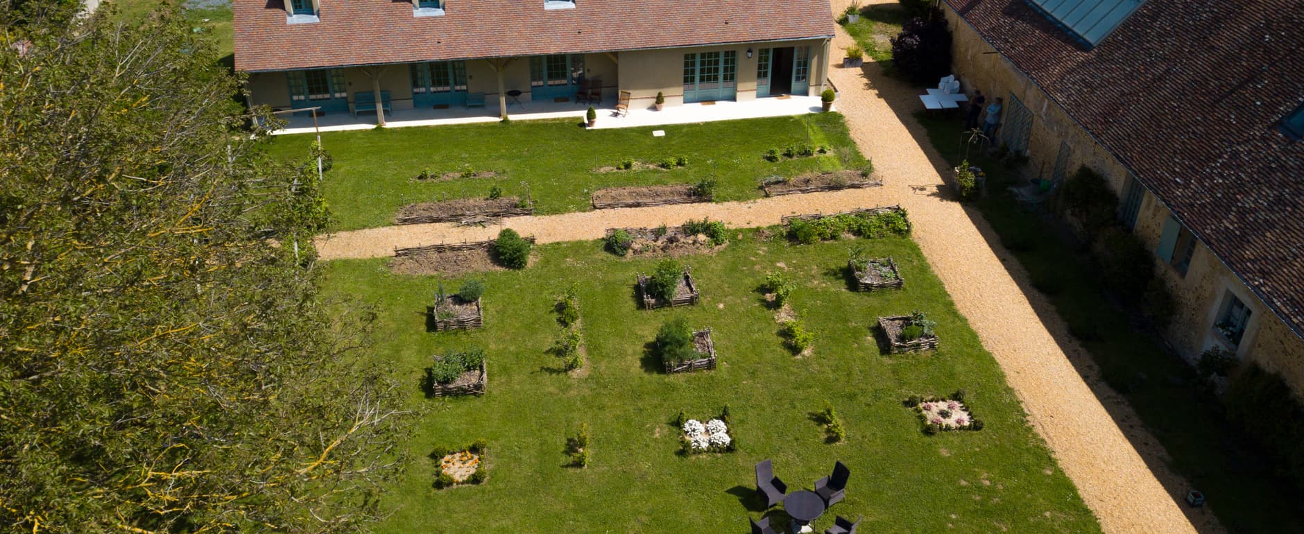 Vue panoramique du Manoir de Vacheresses au coucher du soleil