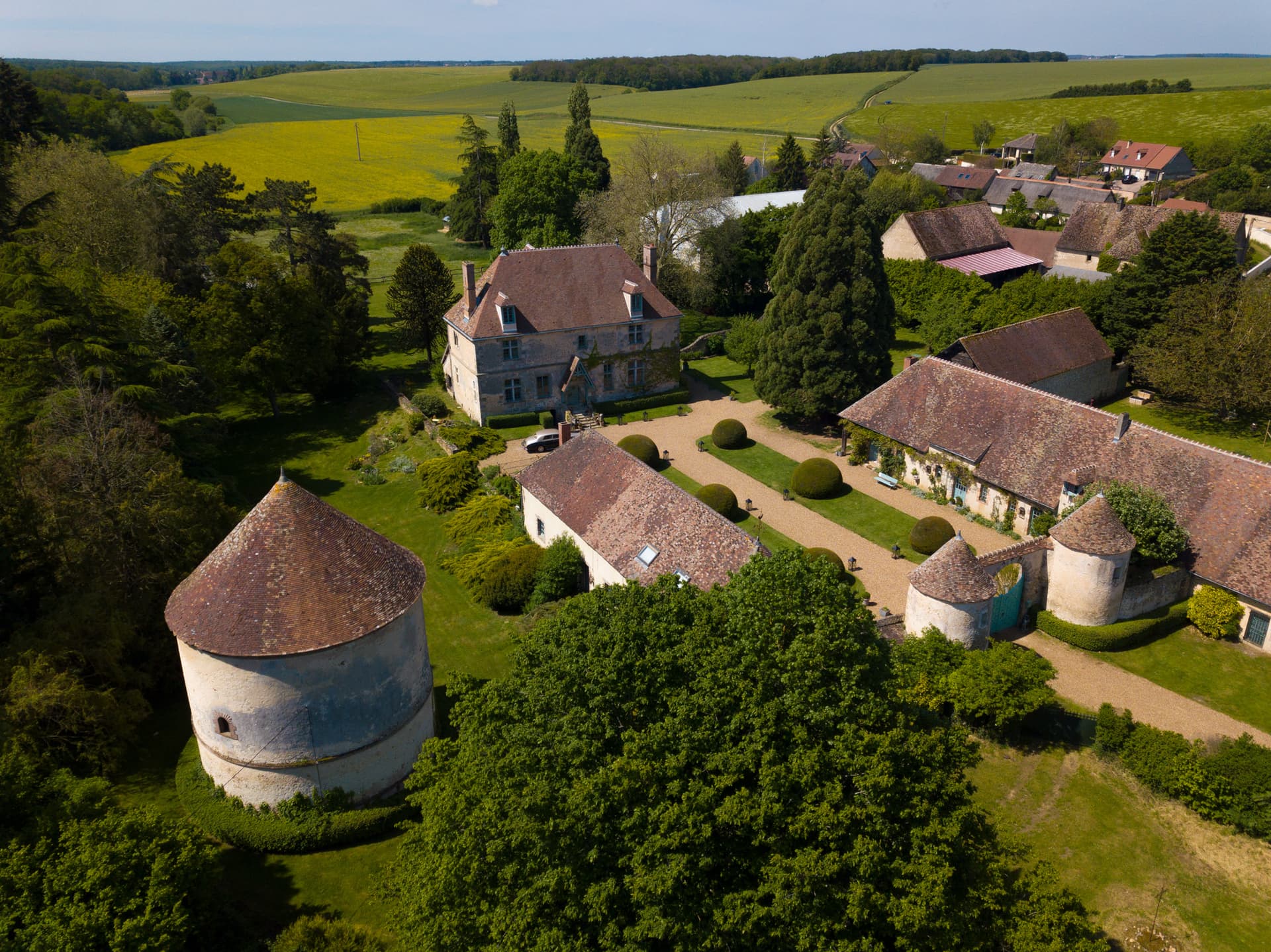 Cour d'honneur du Manoir de Vacheresses